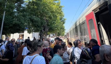 İzmir-Uşak treninde kaos: Arıza nedeniyle iki saati aşkın bekleyen yolcuların çoğu istasyonu terk etti