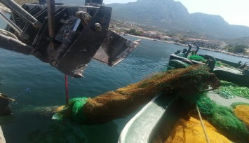 Karaburun'da balıkçı ağına denizaltı torpidosu takıldı