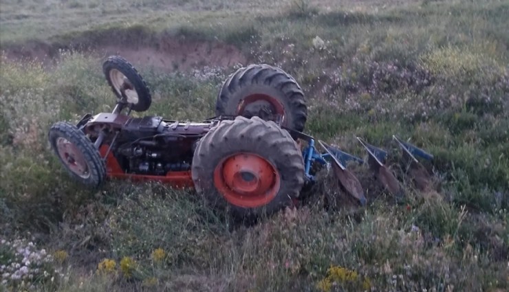 Kütahya'da freni boşalan traktörü durdurmaya çalışan kadın hayatını kaybetti