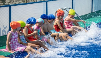 Mahalleye havuz geldi, çocuklar bayram etti