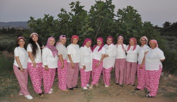 Manisa’nın tarihi mahallesi şalvar gecesiyle şenlendi