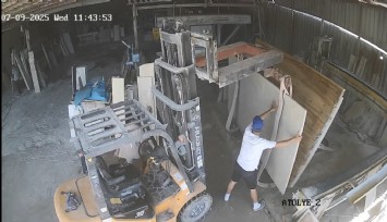 Mermer tablanın altında kalan 19 yaşındaki genç hayatını kaybetti