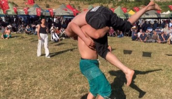 Pehlivan rakibini karıştırdı, er meydanı kahkahaya boğuldu