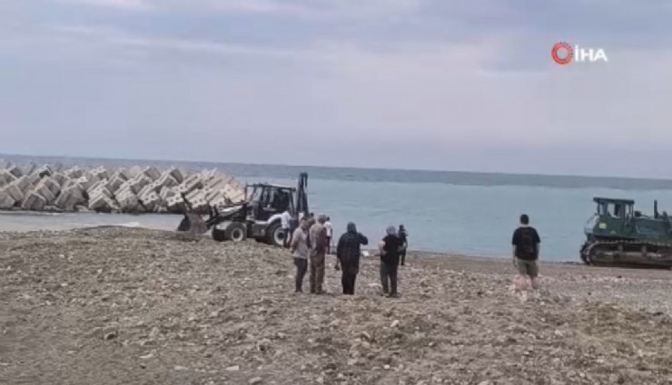 Sahilde güneşlenirken iş makinesinin altında kalarak can verdi