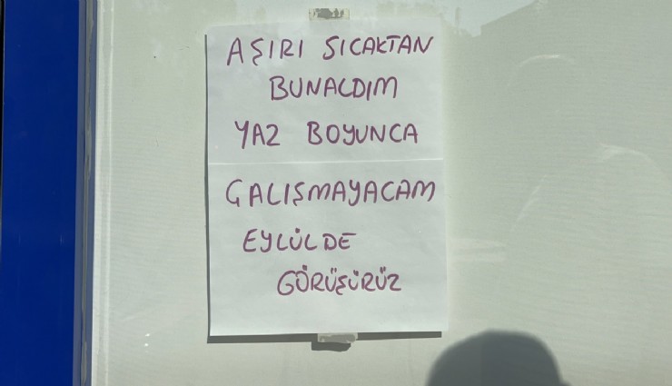 Sıcakların 45 dereceyi bulmasına dayanamayınca, iş yerine not asıp tatile çıktı