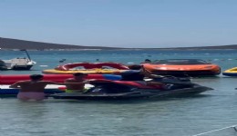Ünlü sanatçı Çeşme'de görüntülendi: Yıldız Tilbe'nin jetski keyfi