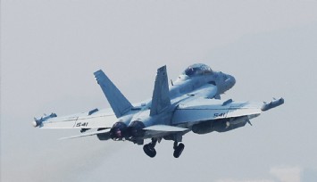 ABD’ye ait F/A-18E Super Hornet savaş uçağı Virginia açıklarında okyanusa düştü: Pilot sağ kurtuldu