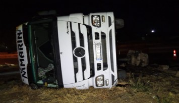 Afyonkarahisar’da iki tırın çarpıştığı kazada biri yan yattı