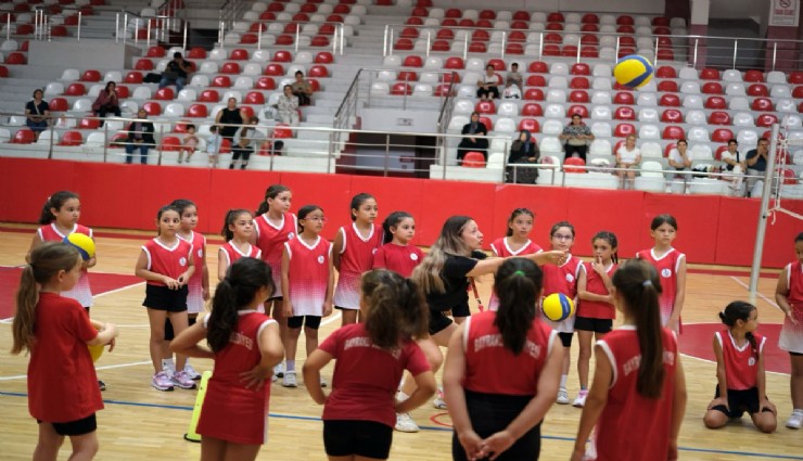 Bayraklı yaz spor okullarında 13 branşta yoğun katılım