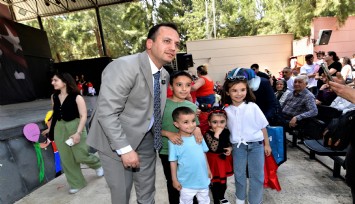 Bornova’da minik öğrencilere kırtasiye desteği