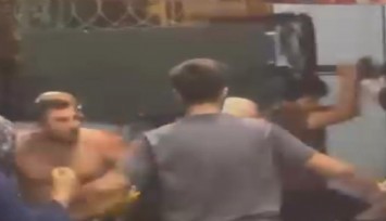 Bursa’da esnaf kavgası kamerada: Sandalyeler havada uçuştu