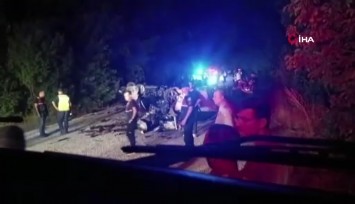 Çanakkale'de feci kaza: İki araç kafa kafaya çarpıştı, 6 kişi hayatını kaybetti