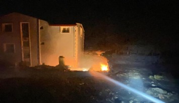 Dikili'de otluk alandaki yangın evlere sıçradı: 11 ev zarar gördü