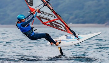 Dünya zirvesinde Türk bayrağı: İzmirli sörfçü Parla Kabasakal Fransa’da tarih yazdı