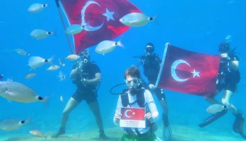 Fethiye’de dalgıçlardan 30 Ağustos’a anlamlı kutlama: Deniz dibinde Türk bayrağı açtılar