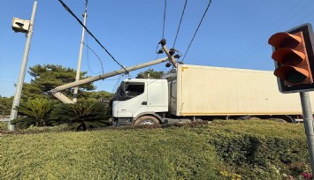 Freni tutmayan kamyon beton direği ikiye böldü