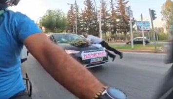 Gelin arabasından para almak için kaputa atladı, o anlar kamerada