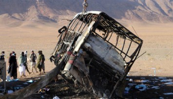 İran'ın sınır dışı ettiği Afgan göçmenleri taşıyan otobüs kaza yaptı: 78 ölü