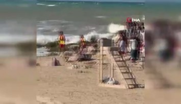 İstanbul Arnavutköy’de denize giren dalgalara kapıldı: Arama çalışmaları sürüyor