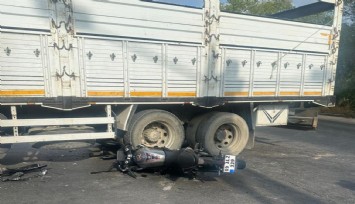 İzmir’de kamyon motosiklete çarptı: 22 yaşındaki sürücü hayatını kaybetti