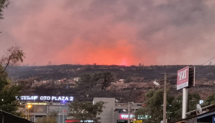 İzmir’de korku dolu anlar: Buca’daki yangın İzmir Gaz’ın depolama tesislerine doğru ilerliyor
