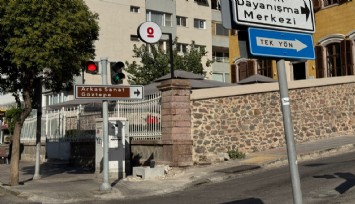 İzmir'de tabela skandalı: 'Hatay'a çıkar' yazısı çıkarılıp yerine reklam tabelası asıldı