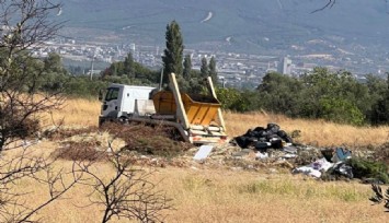 İzmir Kemalpaşa’da skandal görüntüler: Resmi araçla araziye çöp döküp gittiler