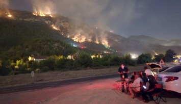 Karabük’te orman yangınını kamp sandalyesinde izlediler