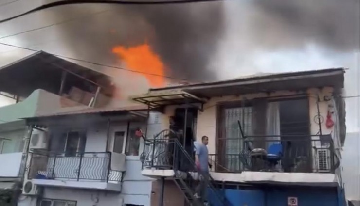 Konak'ta hurdalık yangını büyüdü: Evler küle döndü, mahalleli korku dolu anlar yaşadı