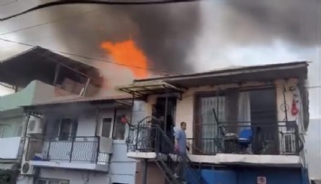 Konak'ta hurdalık yangını büyüdü: Evler küle döndü, mahalleli korku dolu anlar yaşadı