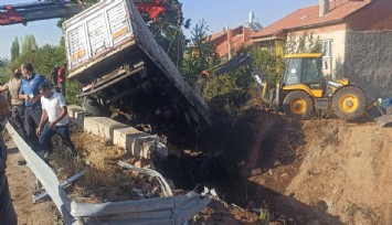 Konya’da otomobil tırla çarpıştı: 3 kişi hayatını kaybetti