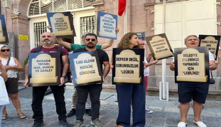 Kooperatif mağdurlarından belediye önünde mezar taşlı eylem