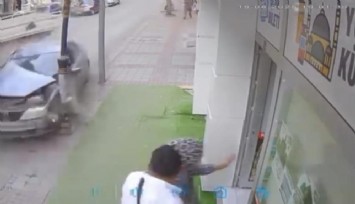 Kütahya’da faciadan dönüldü: Araç direğe çarptı, direk devrildi