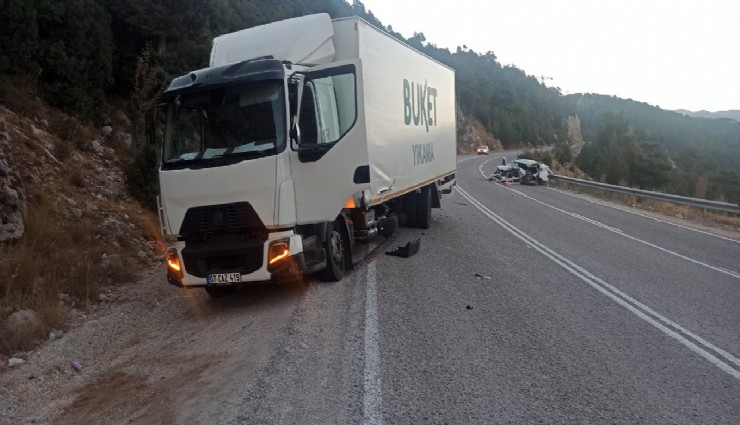 Muğla'da otomobil tırla çarpıştı: 1 kişi hayatını kaybetti