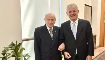 O poz dikkat çekti: Bahçeli ve Özgener kol kola