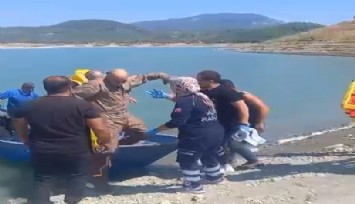 Su almak için indiği barajdan kalkamayan eğitim uçağındaki pilotları çiftçi teknesiyle kurtardı