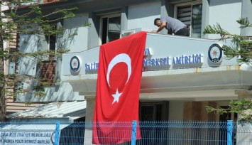 Balçova’daki şehit düşen polisler için vatandaşlar tepkili: Sokak bayraklarla donatıldı