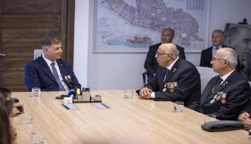 Başkan Tugay gazileri ağırladı: Sizi ailem gibi görüyorum