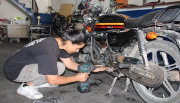 Çırak bulamayan eşine çırak oldu: Sanayide kadın gücü