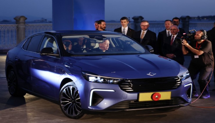 Cumhurbaşkanı Erdoğan’a, TOGG’un yeni modeli T10F hediye edildi