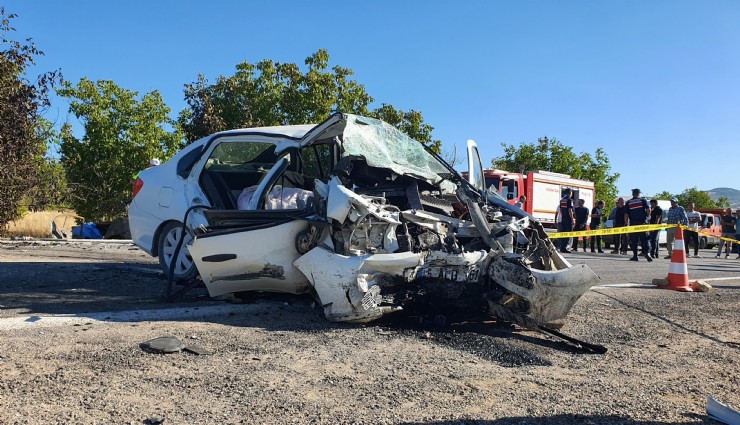 Demirci'de feci kaza: 3 ölü, 2 yaralı