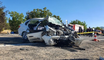 Demirci'de feci kaza: 3 ölü, 2 yaralı