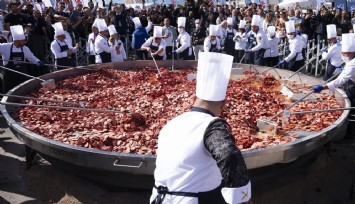 Dünya sucuklu yumurta rekoru Afyonkarahisar'ın: 1 ton sucuk, 15 bin gezen tavuk yumurtası kullanıldı