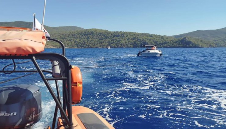 Fethiye açıklarında makine arızası yaşandı: Sürüklenen tekne kurtarıldı
