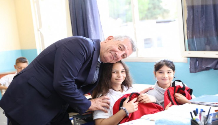 Güzelbahçe Belediyesi’nden öğrencilere kırtasiye ve çanta desteği