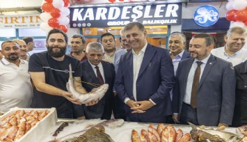 İzmir Balık Hali’nde yeni sezon açıldı: Başkan Tugay siftah yaptı