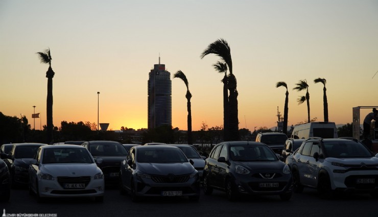 İzmir’de arabada film keyfi başladı