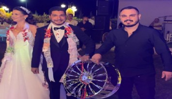 İzmir’de düğünde şaşkınlık yaratan takı: Gelin ve damada araba jantı