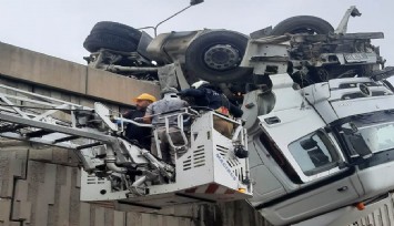İzmir’de faciadan dönüldü: Viyadükte asılı kalan tır şoförünü itfaiye kurtardı