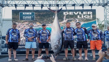 İzmir’de rekor balık avı: 2,35 metre boyunda orkinos tekneye çekildi